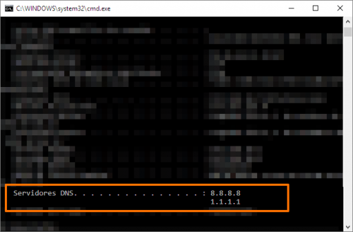 Prompt de comando do Windows com comando ipconfig/all exibindo Servidores DNS